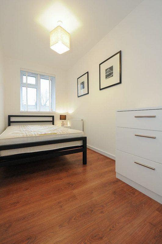 1 dble bedroom W4 p/share. ALL bills,TV's,cleaner Main Photo