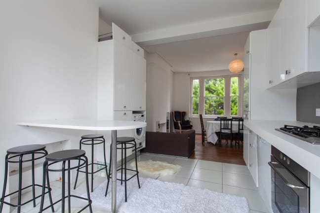 Large Dbl Room in Large Modern  Flat  Main Photo