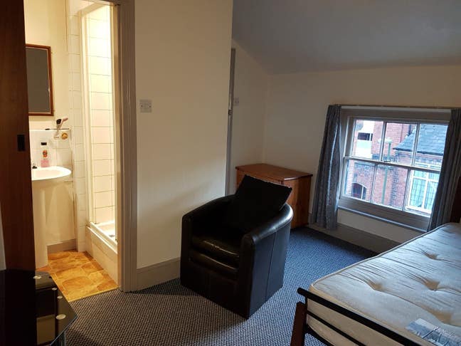  Large room with en-suite shower/toilet/basin Main Photo