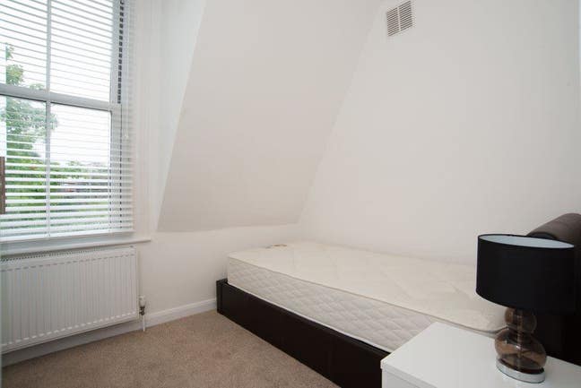 Single in Mansion block p/share nr tube ALL inc Main Photo
