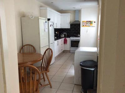 Modern 5 bedroom Main Photo