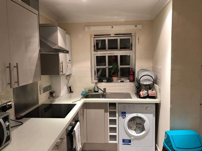 Large Single Room - Gated Development Main Photo