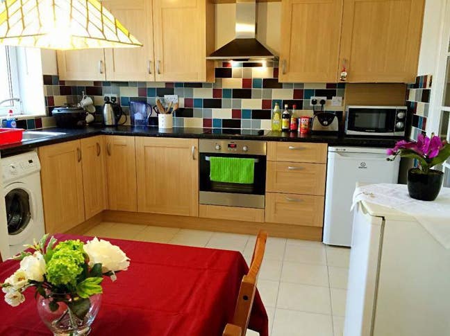 Nice double room with desk 5 mins to DLR Main Photo
