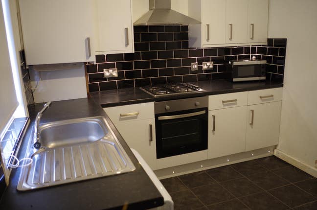 4 double bedrooms available - Halsbury Road, L6 Main Photo