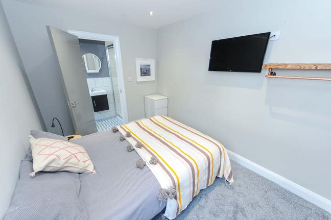 Bright & Modern En-Suite Room  Main Photo