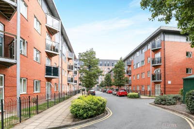 Flatmate wanted to share modern 2 bed apartment Main Photo