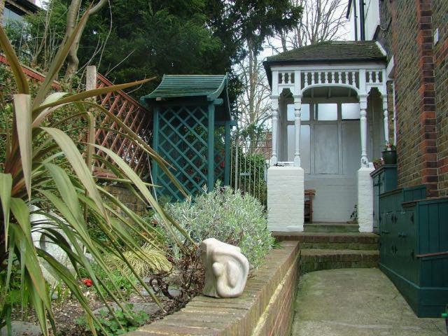 Sunny Studio No Couples .. Prefer Female inc Bills Main Photo