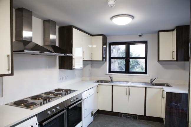 Purpose built room let with en suite town centre  Main Photo