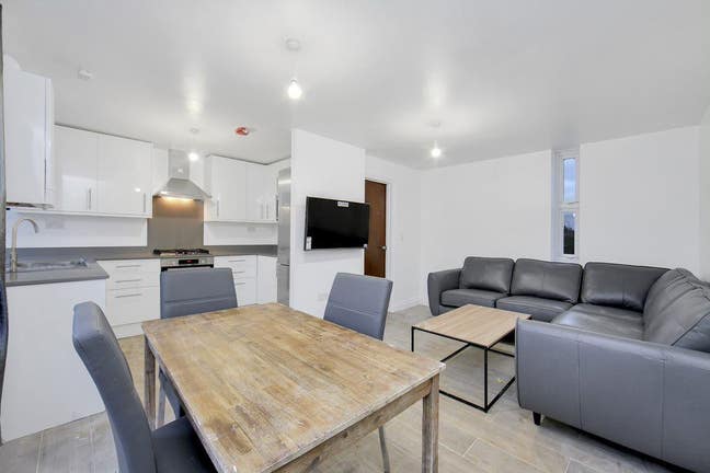 Stunning Double Room  in a property with a Lounge Main Photo