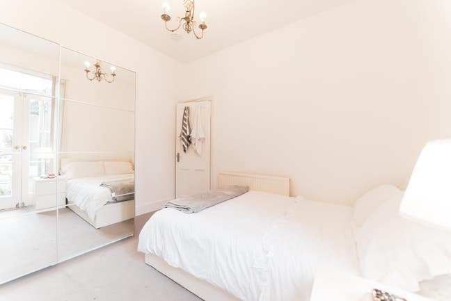 Double room in cosy house - No couples Main Photo