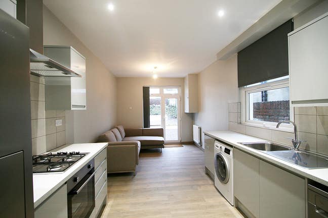 Room in Young Professional House, Roath BILLS INC Main Photo