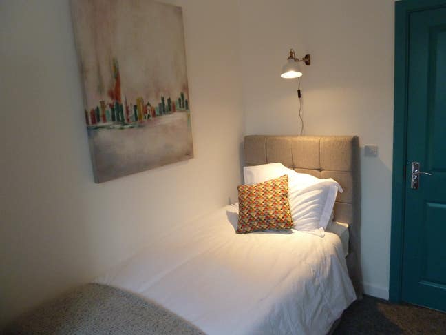 Single  Room in Stunning Home Main Photo