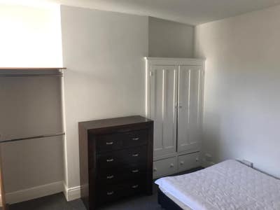 Double Room in Shared House for Professionals  Main Photo