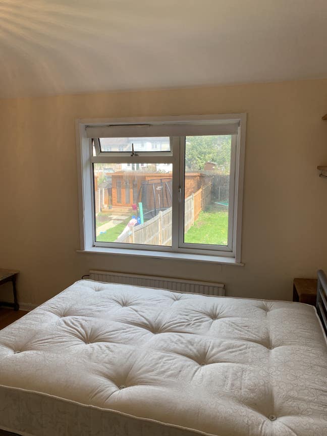 ENSUITE large double bedroom in excellent location Main Photo
