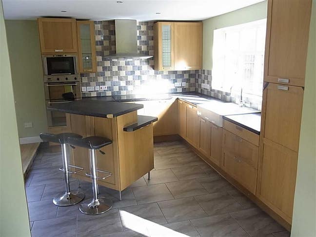 Good size rooms to rent Main Photo