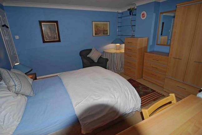 Monday to Friday large bedsit in Balham for Male  Main Photo