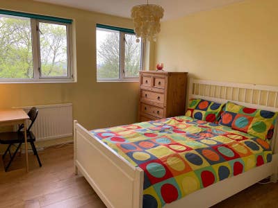 Newly refurbished double bedroom to rent Main Photo