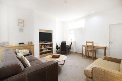 2 Double Rooms! Main Photo