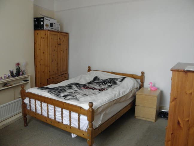 Bedsit - own kitchen, shared bathroom -all inc Main Photo