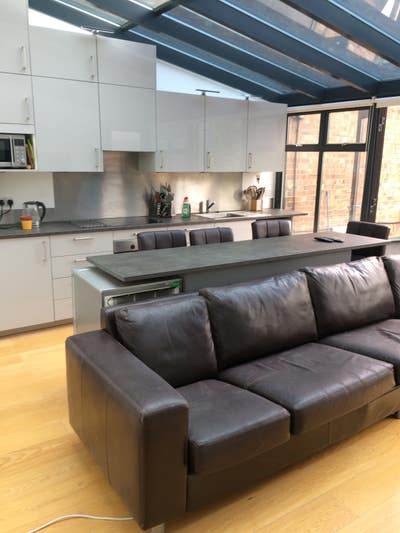 Double room in unique town centre location Main Photo