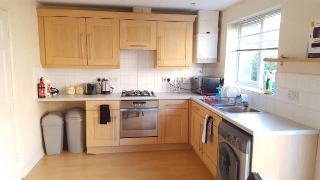 Room for rent in well presented town house Main Photo