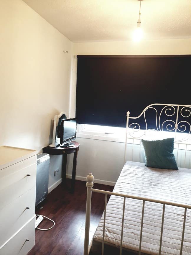 Good sized double room available now . Main Photo