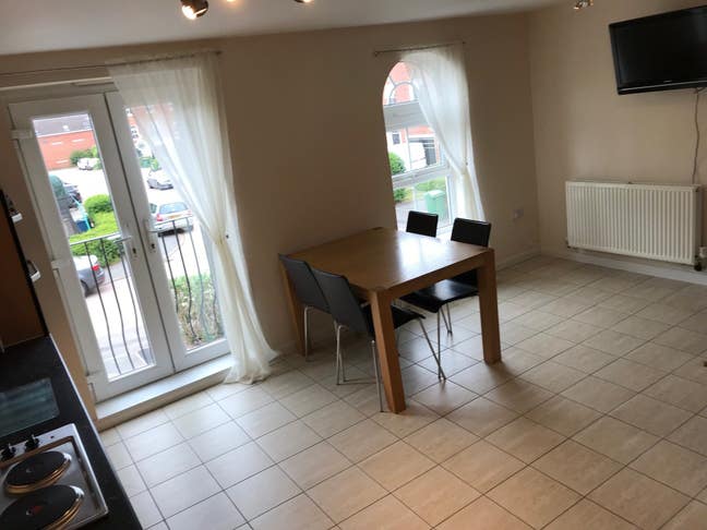 Double Ensuite Room by Train Station Bills All In Main Photo