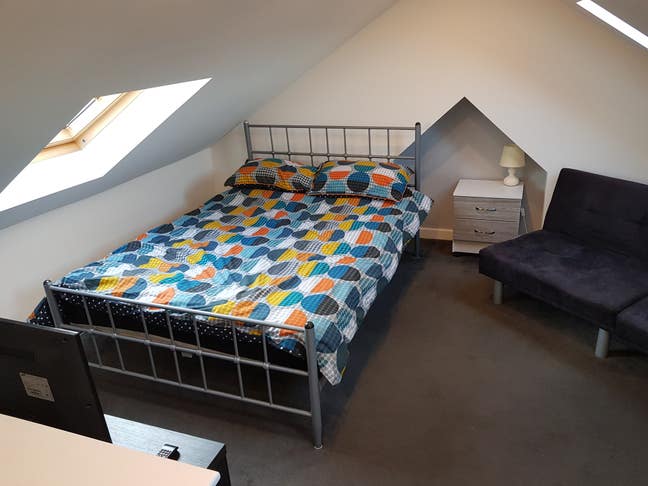 🌟Spacious Loft Room with Lounge & En-Suite🌟 Main Photo