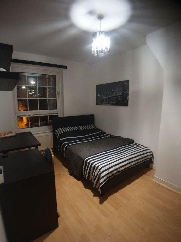 Book today, bills inc, 5 min to Tower Hill! Main Photo