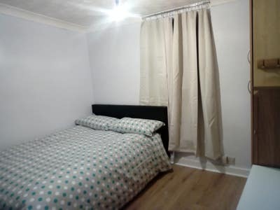Large fully furnished double room available - £690 Main Photo