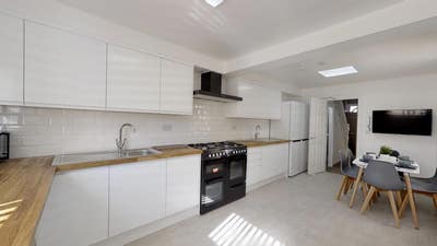 The Best Rooms in Strood - Double with En-Suite Main Photo