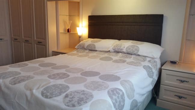 Spacious Double En-Suite Bedroom in Frimley Green Main Photo