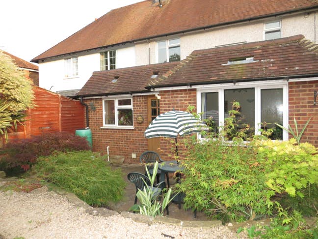 Spacious Room, Friendly House close to Guildford Main Photo