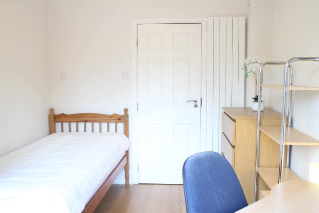 Guildford £740 inc. refurbished single no deposit Main Photo