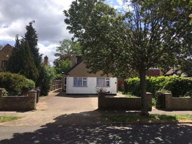 1 double  Bedroom in a Large Detached House Main Photo