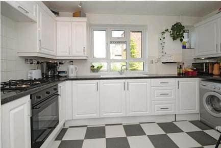 Large double room in 4 bed Wimbledon flat Main Photo