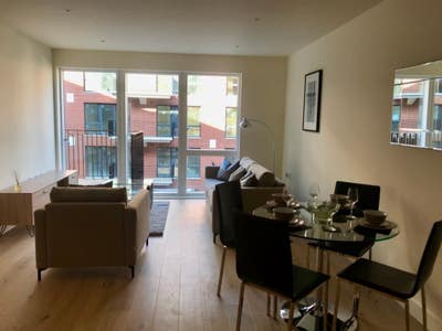 ✨ Luxury Ensuite Master in 2-Bed Riverside Apt Main Photo