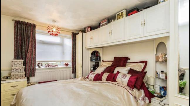 En suite double room with built in wardrobes Main Photo