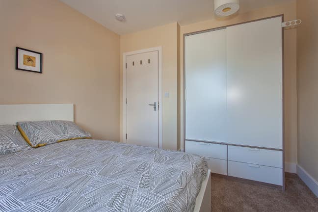 Light well furnished double en suite Main Photo