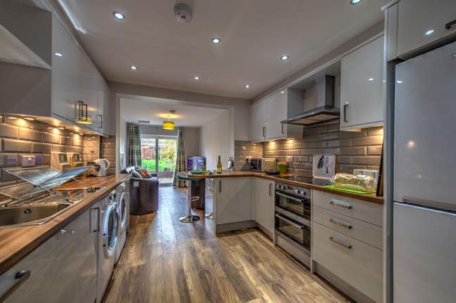 🤩Large Room with Parking Space | NO DEPOSIT!🥳 Main Photo