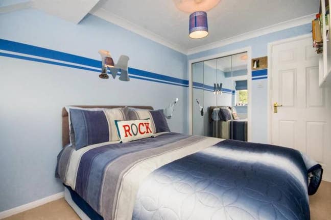 Double Room in Detached House - Hatch Warren  Main Photo