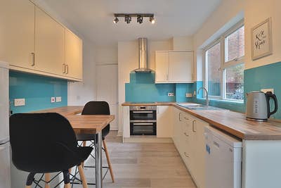 Gorgeous House + Zero Deposit + Bills Included! Main Photo