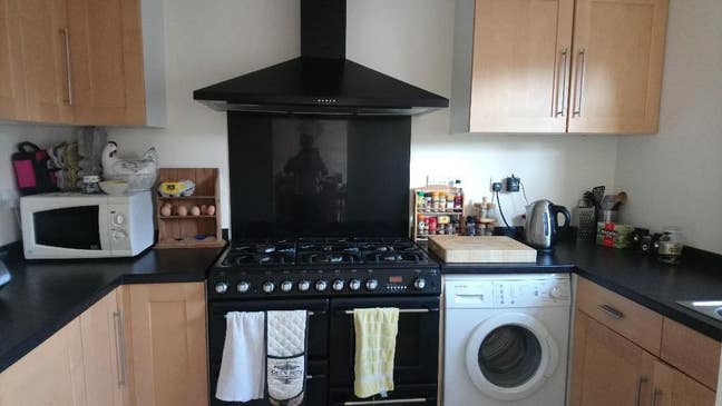 Double & single room Available to Rent - Wootton Main Photo