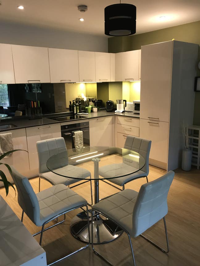 Clean and tidy double room in friendly home  Main Photo