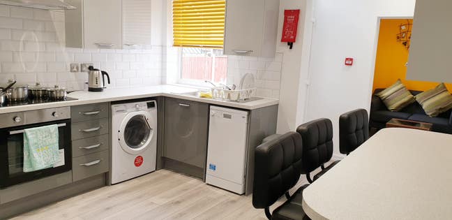 Rooms with Ensuite-M'cr Rd cw9 Main Photo