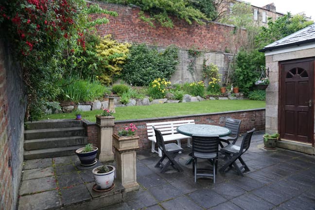 Peaceful Westend Flatshare for Young Professional Main Photo