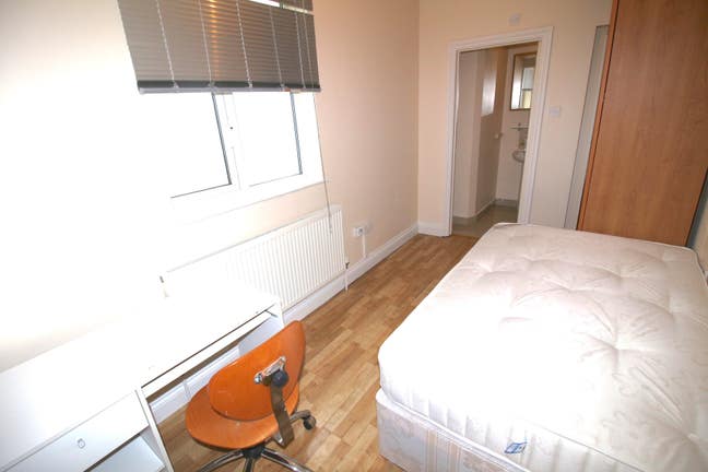 Medium size room with own bathroom/WC in Edgware Main Photo
