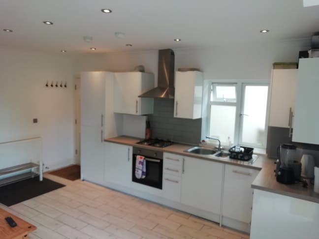 Whole 3 bed new flat all Ensuite rooms  Main Photo