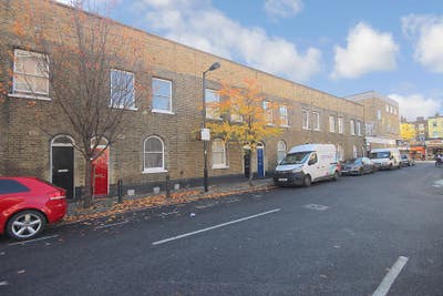 Attn Students: 5 Bedroom House Zone 1 Main Photo