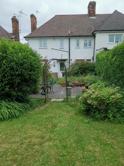 Large bedroom to rent in Beeston Main Photo